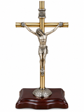 Crucifijo de mesa en metal dorado y Cristo plateado sobre base de madera